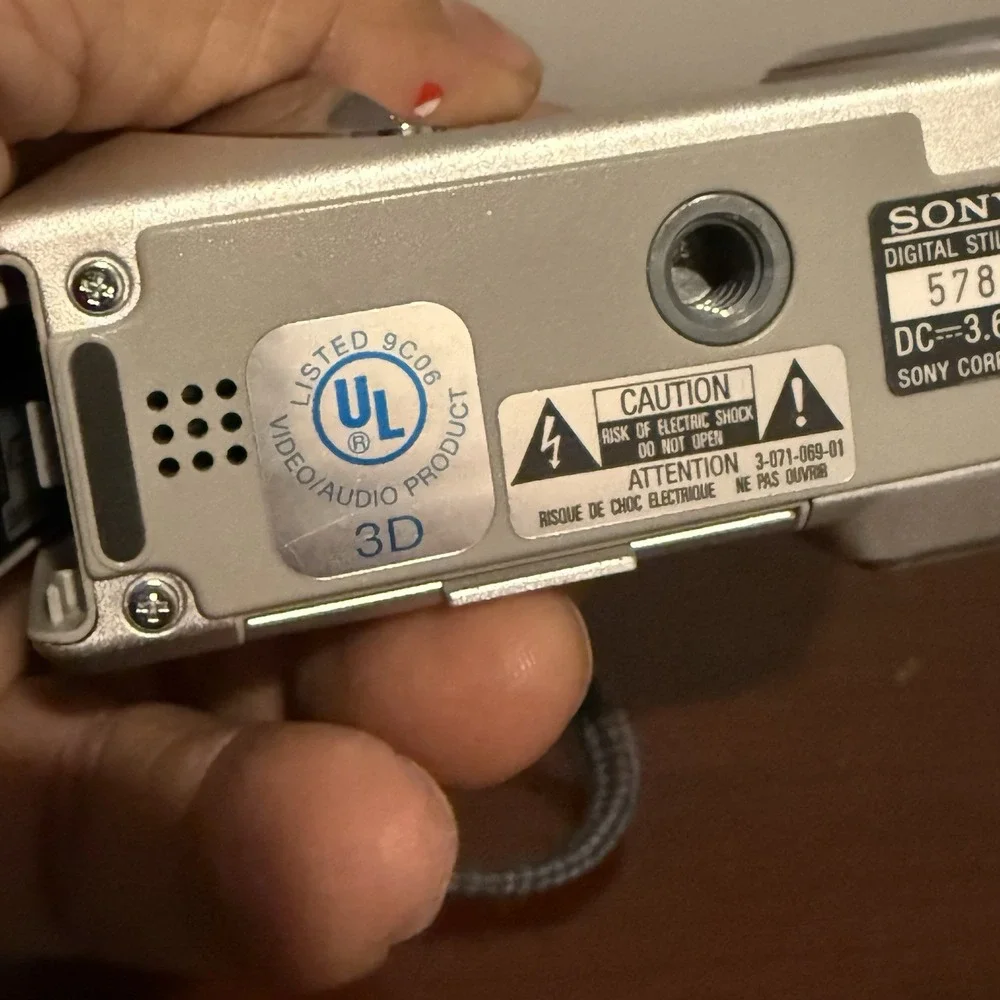 Sony Cyber-shot DSC-P8 3.2MP Digital Camera - Silver 3X OZ‎ Not Working